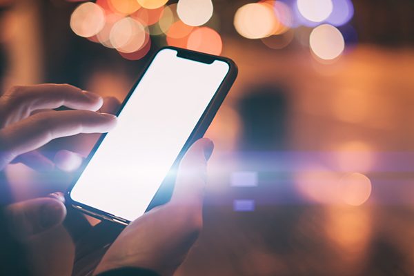 Persoon die een dating- en chatapp op smartphone gebruikt