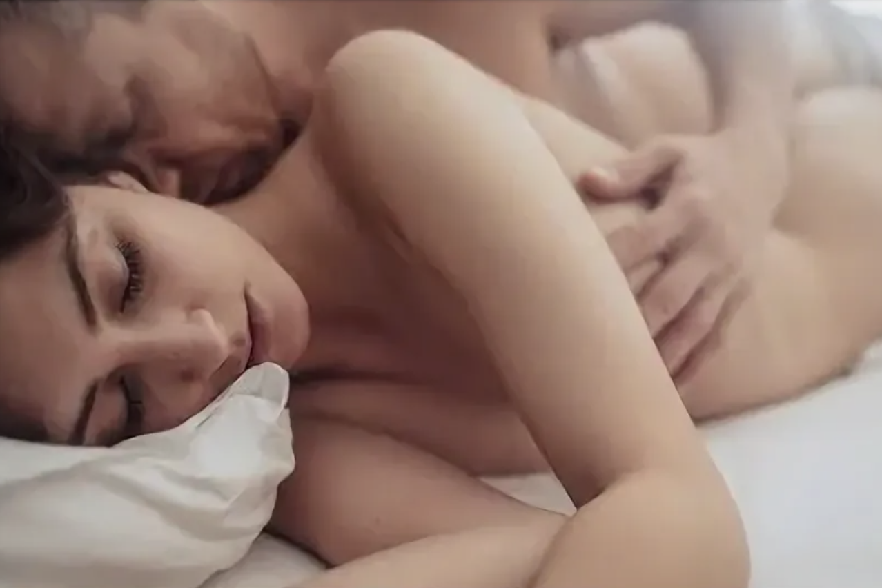 Man en vrouw hebben intiem moment op bed.

